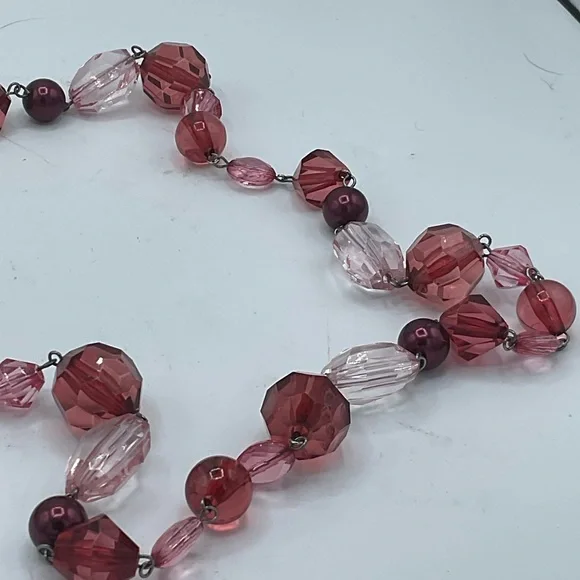 “FACTED BURGUNDY AND PINK BEADED NECKLACE”. Costume Jewelry. - Picture 5 of 7